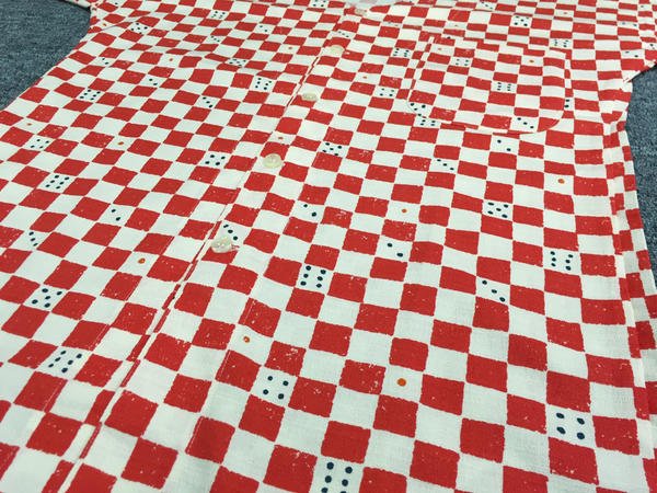 画像2: お取寄せ2〜3営業日　鯉口シャツ【サイコロ／赤】大人用 男性女性兼用 白系 赤系 (2)