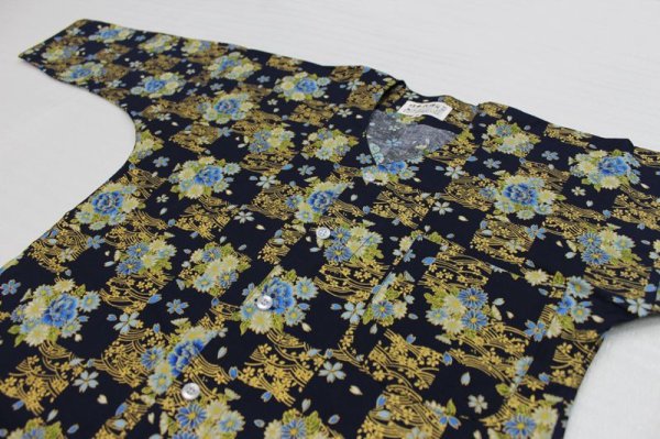 画像3: 鯉口シャツ【市松に花輪　紺系・黒系】Ｍ・Ｌ寸　大人用 男性女性兼用 青系 黒系 (3)